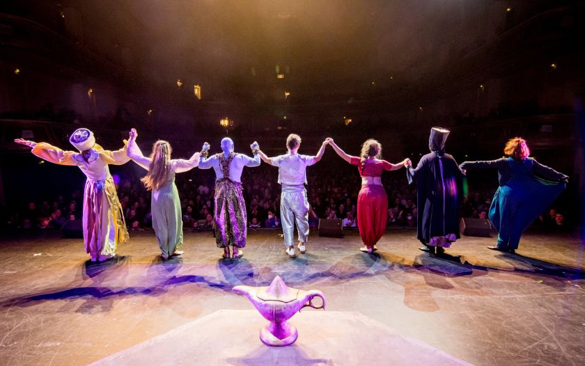 Das Ensemble des Aladin-Musicals verbeugt sich am Ende der Show auf der Bühne, mit der Wunderlampe im Vordergrund.