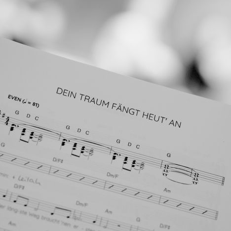 Notenblatt mit dem Titel 'Dein Traum fängt heut’ an'.